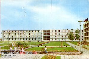 Oameni odihnindu-se langa Hotelul Histria“ din Mamaia