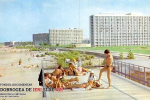 La plaja si la sueta, pe terasa unui hotel, in Mamaia anului 1963