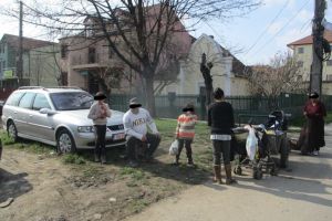 FOTO. Ţigani din Satu Mare, prinşi la cerşit în Timişoara. Poliţiştii i-au trimis înapoi acasă