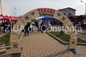 Imagini de la eveniment:Targul Floriilor si-a deschis portile astazi la Ovidiu. Produse traditionale pentru Paste (galerie foto+video)