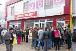 Scandal în Piaţa Mică cu sute de persoane cărora li s-au promis locuri de muncă în ...