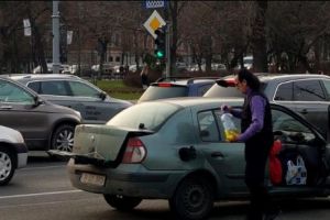 Miron Cozma şi-a alimentat maşina cu BENZINĂ din STICLĂ  în mijlocul intersecţiei de la Piaţa Victoriei. VIDEO în articol
