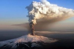 Muntele Etna, cel mai celebru vulcan european, aluneca in mare