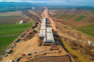FOTO-VIDEO. Autostrada Sebeş-Turda, Lotul 1: La finalul lunii martie, odată cu vremea bună, constructorul mobilizează mai mulţi oameni şi utilaje