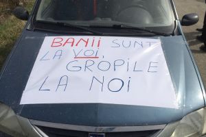 „Banii sunt la voi, gropile la noi!” Protest pe Drumul Judeţean 708 (GALERIE FOTO + VIDEO)