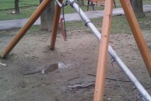 FOTO. Parcurile au devenit ţintă pentru vandali. Leagăne distruse în Satu Mare