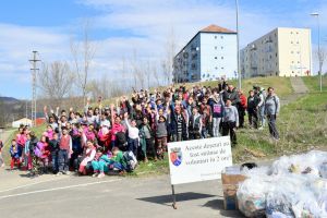 FOTO – Marea curăţenie de primăvară la Copşa Mică. O remorcă de gunoi strânsă
