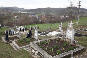 Cimitirele, pline în Sâmbăta lui Lazăr. Sunt Moşii de Florii (FOTO)