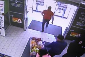 VIDEO – Hoţi în acţiune la Penny în Sibiu. Au fugit cu căruciorul plin!