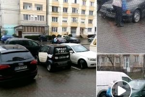 Femeie, filmată în timp ce zgâria maşini parcate pe o stradă din Bistriţa (FOTO)