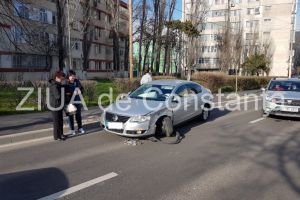 Imagini de la eveniment: Accident rutier pe strada Traian din Constanta. Doua masini s-au lovit frontal. O persoana, transportata la spital (galerie foto)