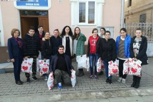 FOTO: Sfintele Paşti alături de cei mai săraci decât noi. Campanie organizată de Consiliul Elevilor de la Liceul Teoretic Teiuş