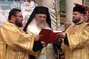 Peste o mie de credincioşi au mers în pelerinaj cu flori şi crenguţe de salcie