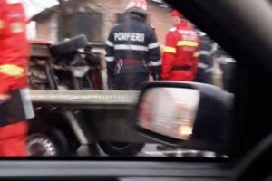 FOTO. Microbuz cu 9 persoane, răsturnat în şanţ. Șoferul a pierdut controlul volanului