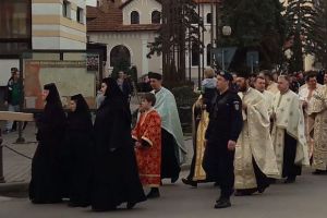 Procesiune de Florii pe străzile Bistriţei. IPS Andrei şi oficialităţile, la pelerinaj (VIDEO)