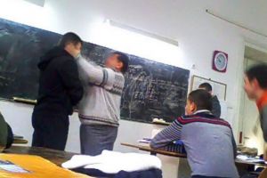 Scandalos: Profesor bătut în clasă, chiar de doi elevi
