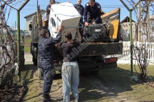 Pompierii îi ajută pe oamenii din Glodeni să-şi care bunurile din casele distruse de alunecările de teren