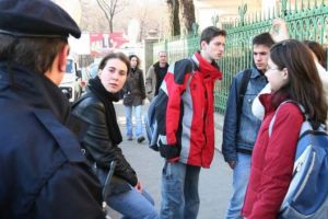 Avertisment: Elevii şi cadrele didactice au nevoie urgentă de protecţie în şcoli