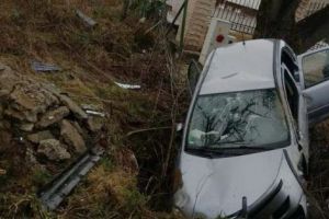 S-a oprit cu maşina într-un cap de pod