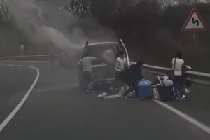 FOTO&VIDEO. O dubiţă plină cu pasageri a luat foc în mers. Șoferii Autonet au intervenit