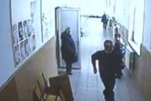 Scene VIOLENTE într-un liceu din România. Doi ELEVI de gimnaziu au BĂTUT un PROFESOR în mijlocul clasei