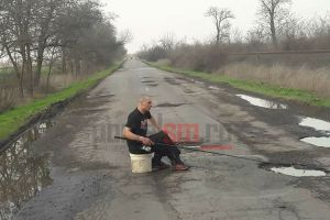 FOTO. Are balta peşte! Un sătmărean, la pescuit în mijlocul drumului