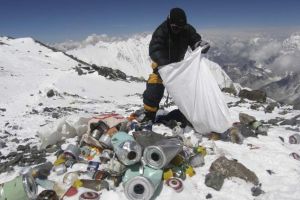 Muntele Everest la curăţat: 30.000 de voluntari vor aduna gunoaiele de pe 