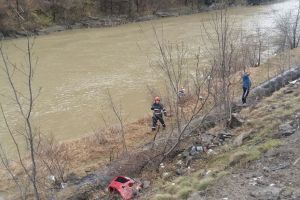 FOTO Maşină căzută în râu pe Valea Oltului – Două persoane s-au înecat
