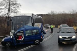 VIDEO FOTO Accident pe DN1 în zona Hula Bradului. O pasageră din autocar rănită