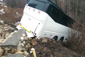 Autocar ieşit în decor la Cheile Grădiştei