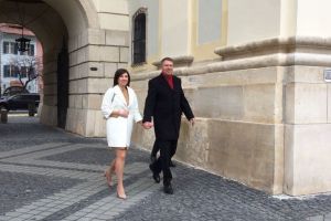 VIDEO – Preşedintele Iohannis alături de soţie la slujba de Paşte la Sibiu