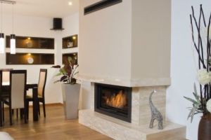 Stilul traditional se pastreaza cu un semineu pe lemne