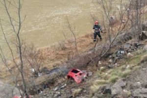 TRAGEDIE de Florii. O familie a căzut cu maşina în Olt. Fetiţa de 13 ani, singura persoană SALVATĂ