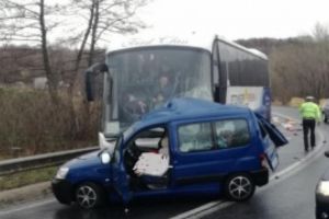 Accident TERIBIL pe DN 1: Un autocar cu 40 de persoane şi un autoturism au fost implicate într-o coliziune înfiorătoare! UPDATE: O persoană a decedat