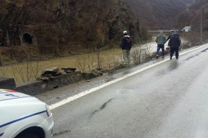 Un autoturism cu trei pasageri a căzut în râul Olt. Victimele sunt căutate de scafandri