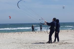 Incurajati de vantul propice, amatorii de sporturi extreme au iesit la kitesurfing la Mamaia
