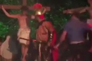 SCANDAL LA CRUCIFICAREA lui Isus. A fost un ATAC BESTIAL asupra soldatului roman. VIDEO VIRAL cu haosul generat