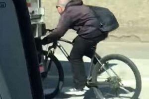 Unii ar spune că este CEL MAI ŢĂCĂNIT BICICLIST din lume.  A fost NEBUNIE PE AUTOSTRADĂ. Video viral
