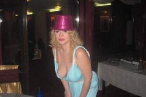 Încă o GAFĂ marca OANA LIS. A fost dată AFARĂ dintr-un RESTAURANT