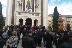 FOTO: Sărbătoarea Floriilor a adunat sute de credincioşi în bisericile din Cugir. Cei mai mulţi au vent la Biserica Ortodoxă ,,Adormirea Maicii Domnului”