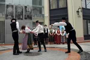 În ciuda ploii: Tinerii din Borş şi Biharia au făcut o demonstraţie a obiceiului de stropit fetele, în Pasajul Vulturul Negru (FOTO)