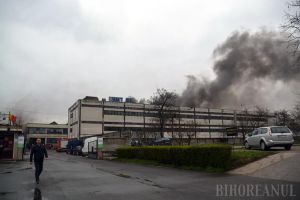 Incendiul de la UAMT, stins după cinci ore. Aproape 100 de pompieri au intervenit