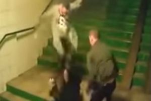 Violenţă extremă: Bărbat de 66 de ani, bătut fără milă de doi tineri (VIDEO)