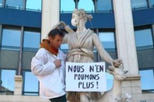 Masti de protectie au fost puse pe gura statuilor pentru a denunta poluarea aerului in Franta