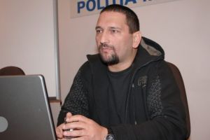Comisarul-şef Traian Berbeceanu s-a retras din poliţie. „Meseria de poliţist a însemnat totul pentru mine, vreme de 25 de ani. (…) Cred că este cea mai tristă zi din viaţa mea”