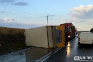 Accident rutier pe A1, la Pianu: Camion răsturnat pe carosabil după ce şoferul a adormit la volan
