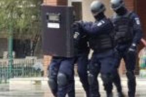 Trei dube cu mascaţi, la Consiliul Judeţean! „Nu trageţi! Sunt eu, Lăscărică!“