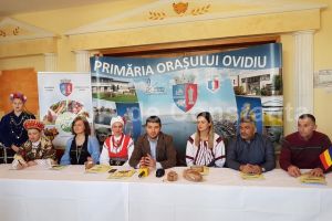 Produse traditionale pentru masa de Paste:   Organizat de Primaria Ovidiu, Targul Floriilor va deveni o traditie (galerie foto)