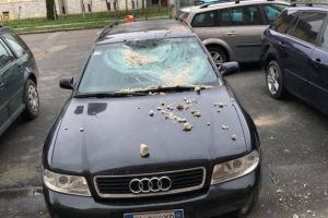 FOTO. Cade tencuiala! Maşină serios avariată în Carpaţi II