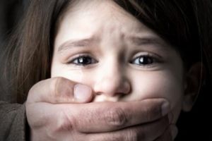 Tatăl care şi-a violat fiica a fost trimis în faţa magistraţilor